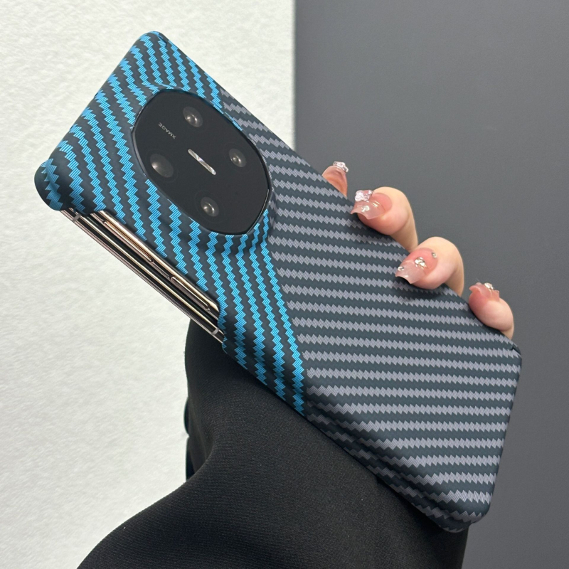 Husă Huawei pentru telefon — carcasă dură cu finisaj embosat, protecție anti-cădere, compatibilă cu dispozitivele Huawei.