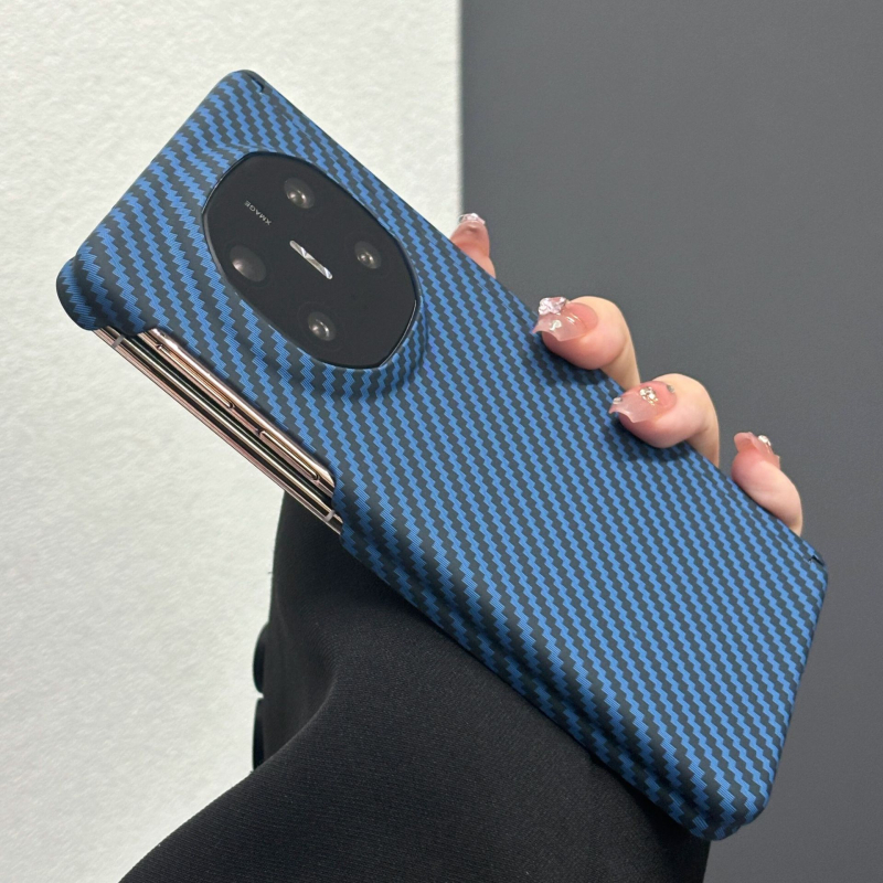 Husă Huawei pentru telefon — carcasă dură cu finisaj embosat, protecție anti-cădere, compatibilă cu dispozitivele Huawei.