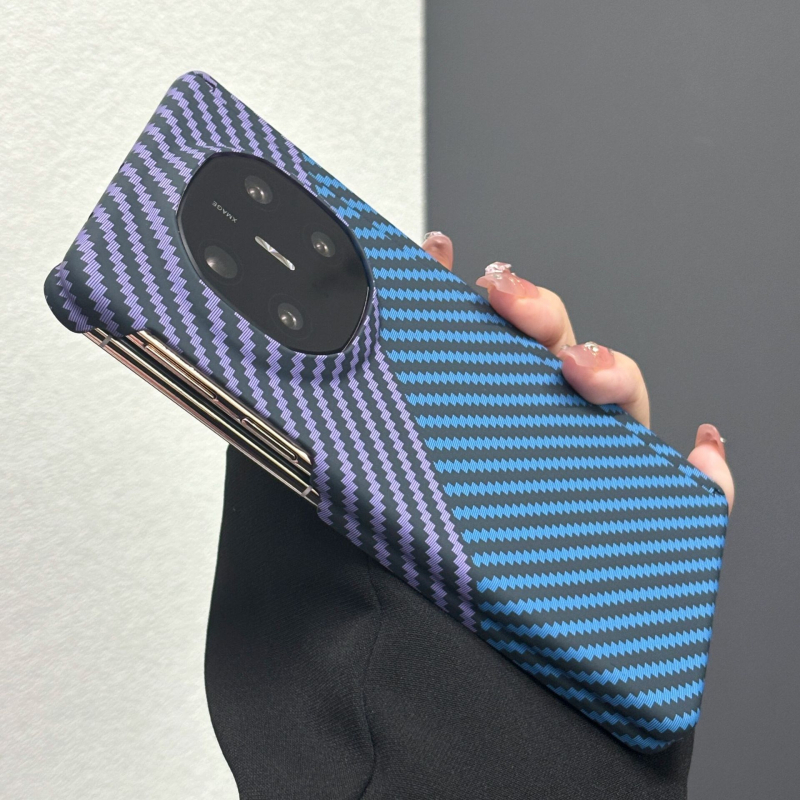 Husă Huawei pentru telefon — carcasă dură cu finisaj embosat, protecție anti-cădere, compatibilă cu dispozitivele Huawei.