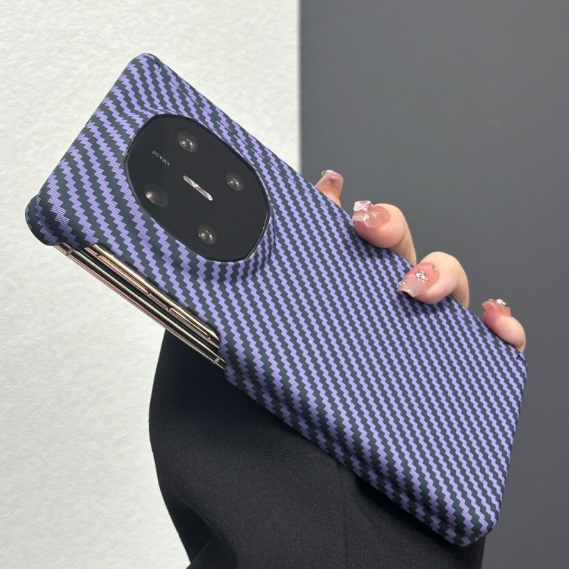 Husă Huawei pentru telefon — carcasă dură cu finisaj embosat, protecție anti-cădere, compatibilă cu dispozitivele Huawei.