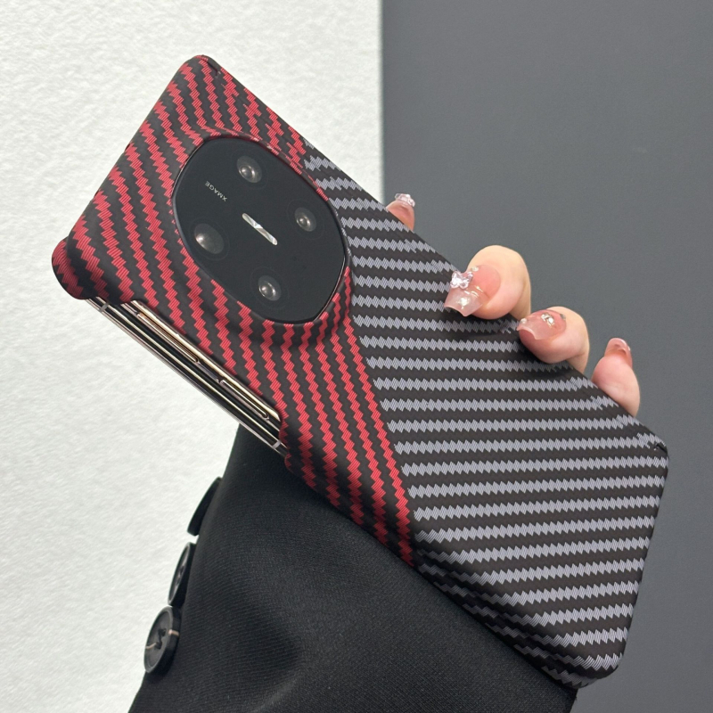 Husă Huawei pentru telefon — carcasă dură cu finisaj embosat, protecție anti-cădere, compatibilă cu dispozitivele Huawei.