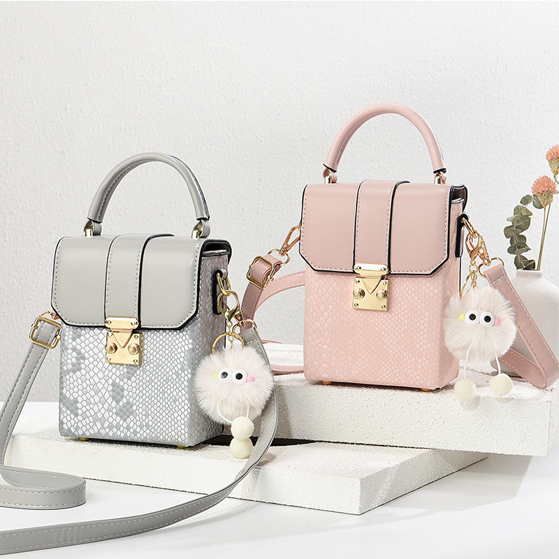 Ženska PVC crossbody torba, vertikalni kvadratni oblik, zaključavanje na bravu, jedna naramenica, podstava od poliestera, proljeće 2025