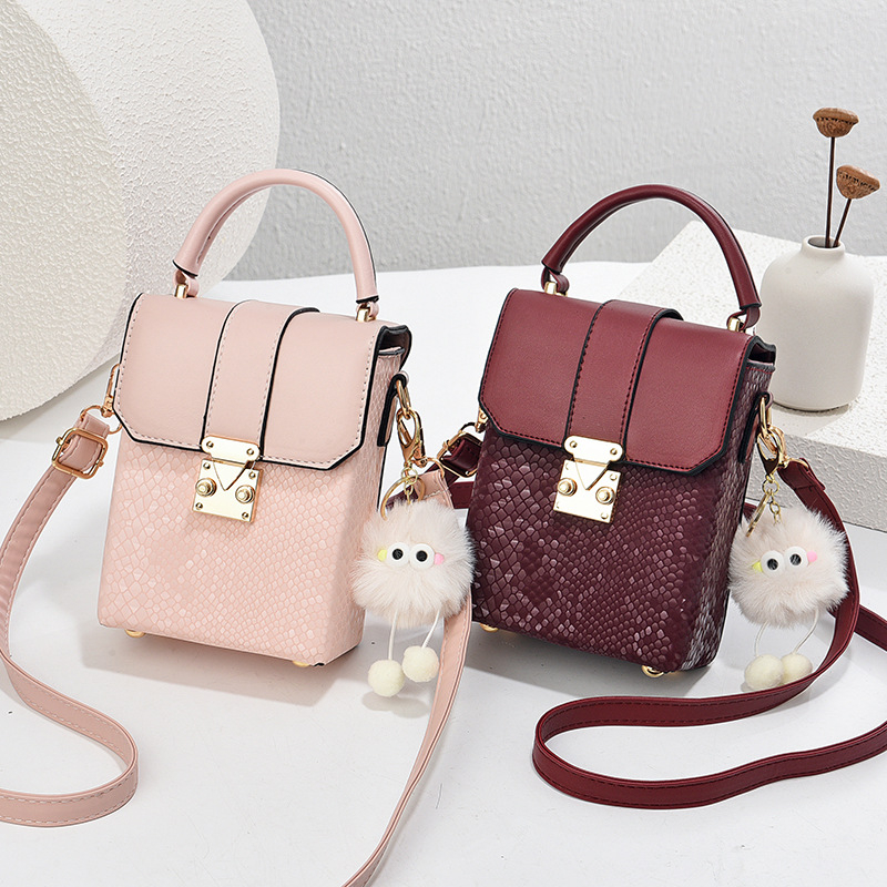 Ženska PVC crossbody torba, vertikalni kvadratni oblik, zaključavanje na bravu, jedna naramenica, podstava od poliestera, proljeće 2025
