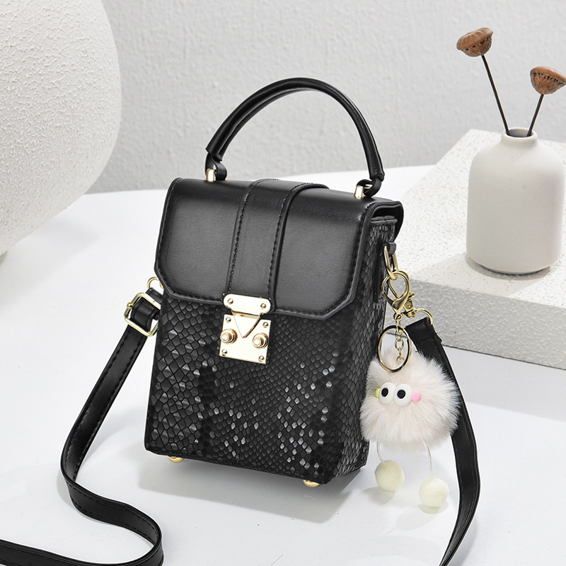 Ženska PVC crossbody torba, vertikalni kvadratni oblik, zaključavanje na bravu, jedna naramenica, podstava od poliestera, proljeće 2025