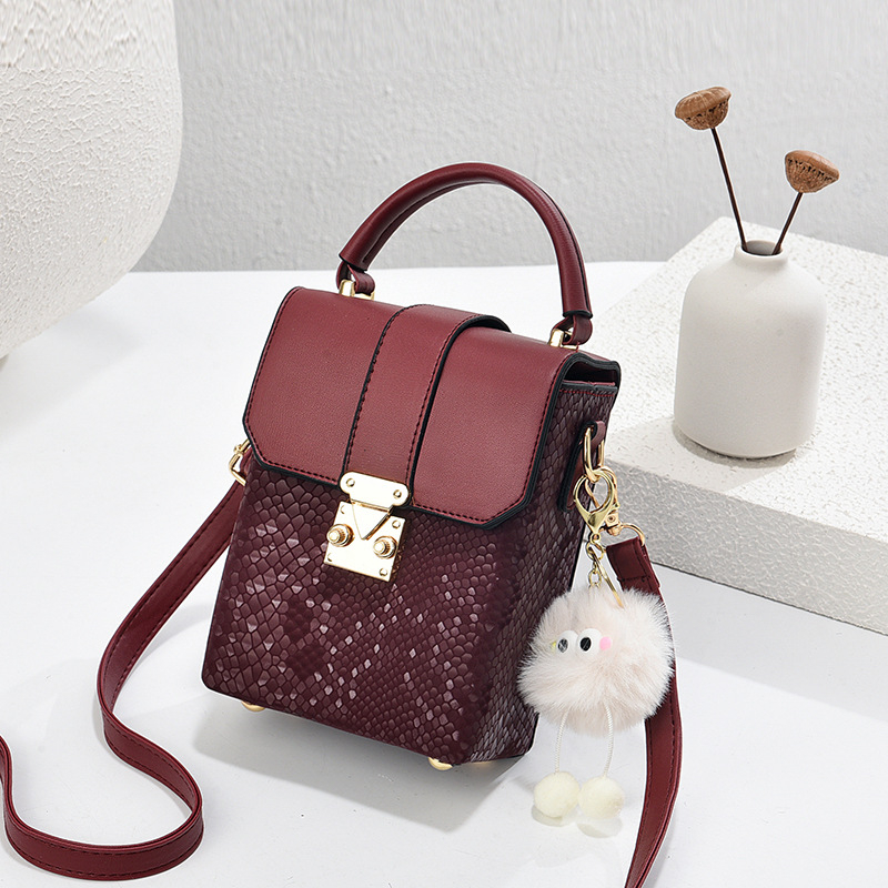 Ženska PVC crossbody torba, vertikalni kvadratni oblik, zaključavanje na bravu, jedna naramenica, podstava od poliestera, proljeće 2025