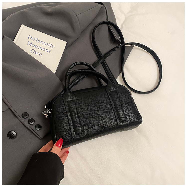Crossbody torbica od PU materijala, horizontalni kvadratni oblik, zatvarač, unutarnja džep sa zatvaračem, jednostruka naramenica