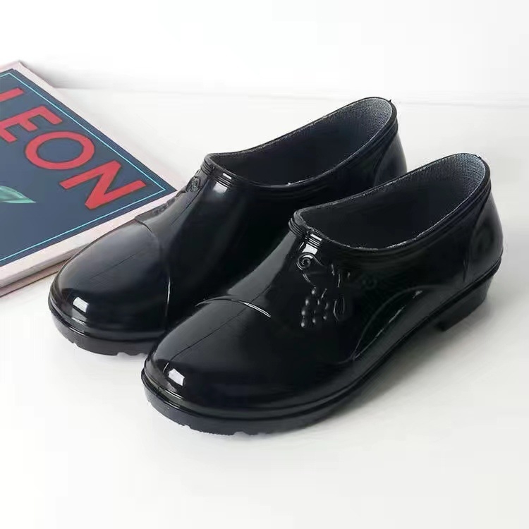 Moterų lietaus batai, aukštas vamzdelis, stora konstrukcija, žemas kulnas 1–3 cm, PVC viršus