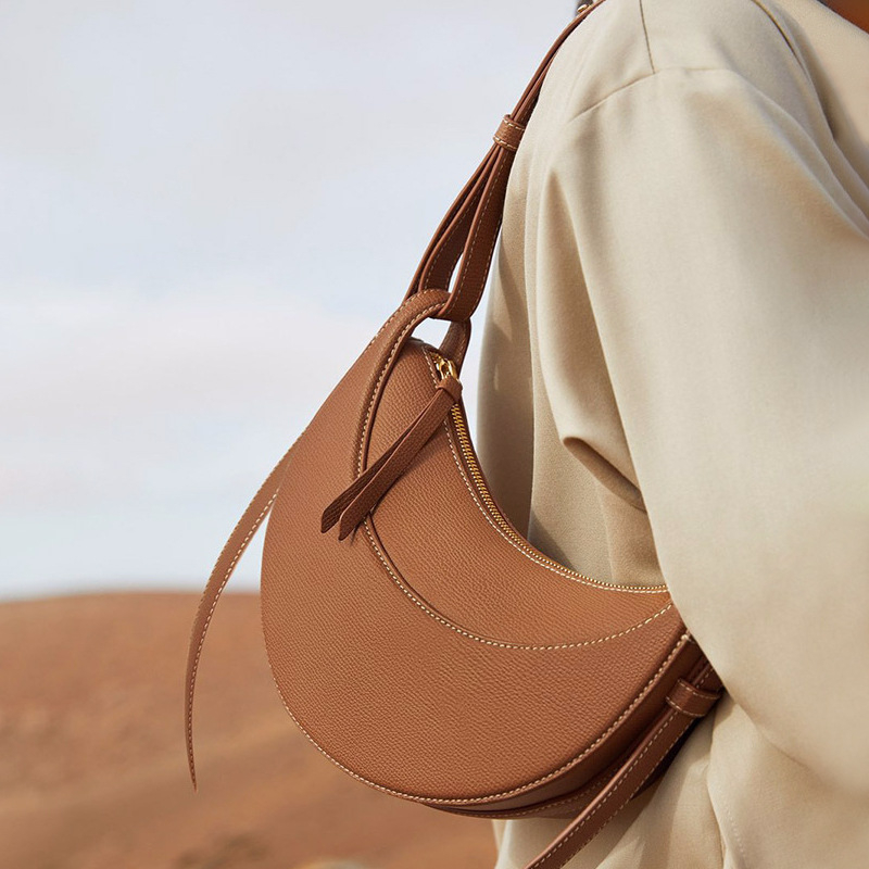 POLENE Crescent Saddle Bag — geantă crossbody din piele naturală, formă de semilună, unisex, primăvara 2024