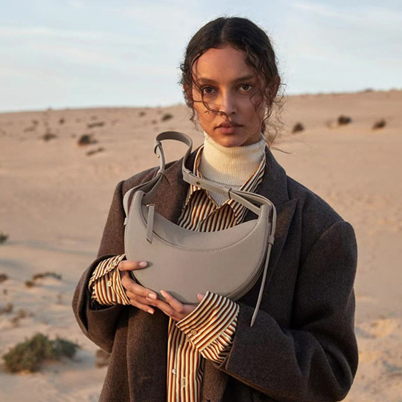 POLENE Crescent Saddle Bag — geantă crossbody din piele naturală, formă de semilună, unisex, primăvara 2024