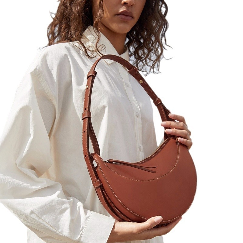 POLENE Crescent Saddle Bag — geantă crossbody din piele naturală, formă de semilună, unisex, primăvara 2024