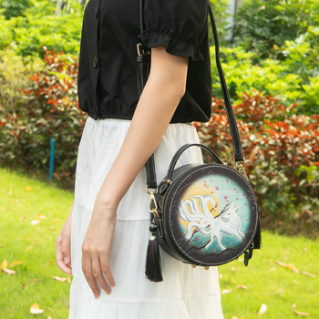 Tune Cobbler crossbody torba - kružnog oblika, prirodna koža, ručno izgravirana koža, zatvarač