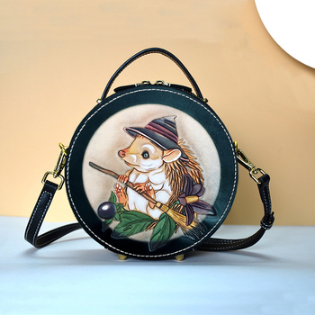 Tune Cobbler crossbody torba - kružnog oblika, prirodna koža, ručno izgravirana koža, zatvarač