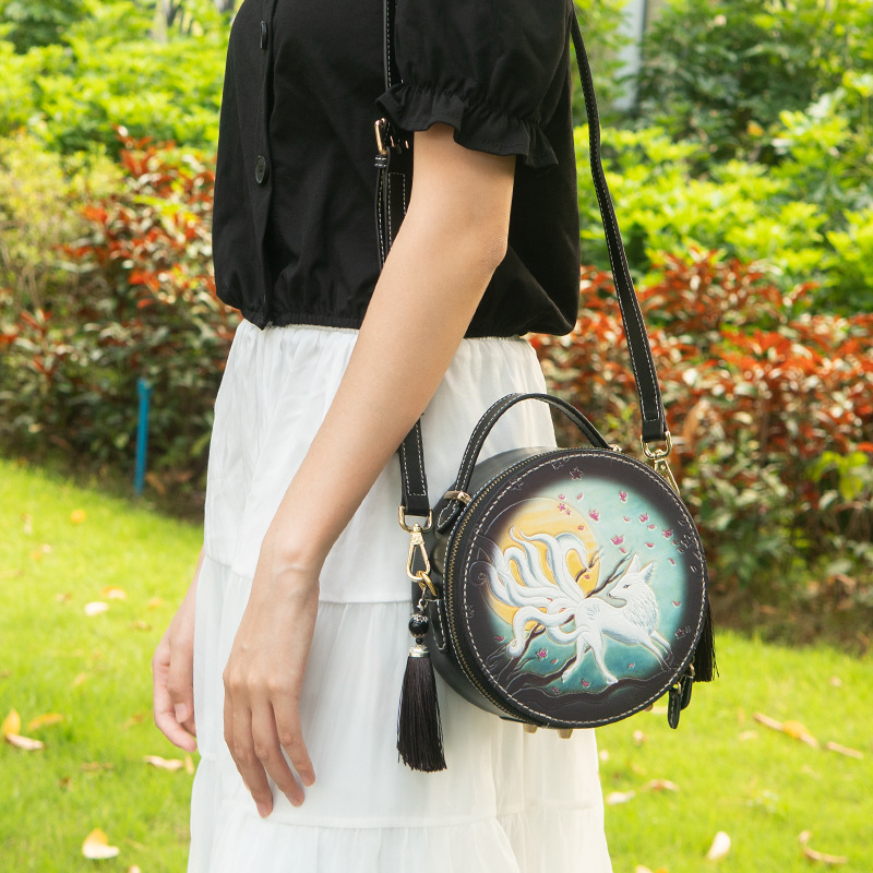 Tune Cobbler crossbody torba - kružnog oblika, prirodna koža, ručno izgravirana koža, zatvarač