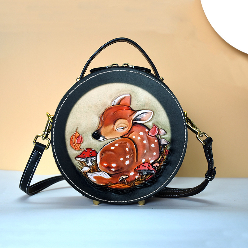 Tune Cobbler crossbody torba - kružnog oblika, prirodna koža, ručno izgravirana koža, zatvarač