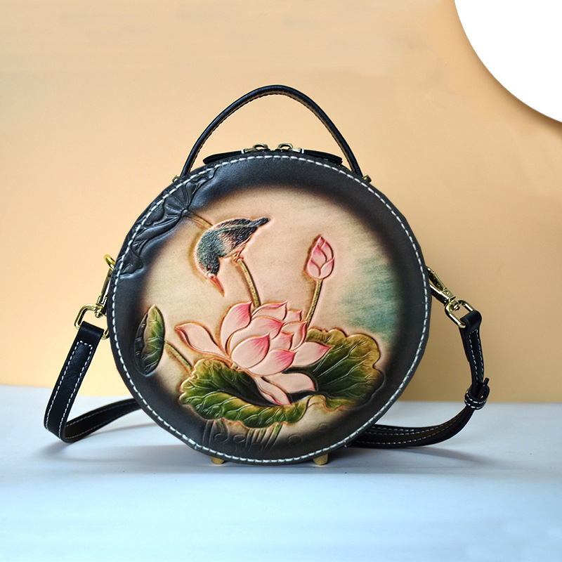 Tune Cobbler crossbody torba - kružnog oblika, prirodna koža, ručno izgravirana koža, zatvarač