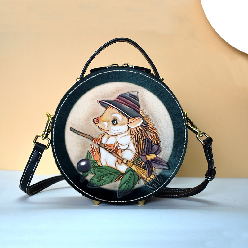 Tune Cobbler crossbody torba - kružnog oblika, prirodna koža, ručno izgravirana koža, zatvarač