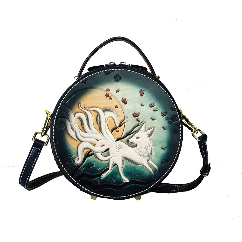 Tune Cobbler crossbody torba - kružnog oblika, prirodna koža, ručno izgravirana koža, zatvarač