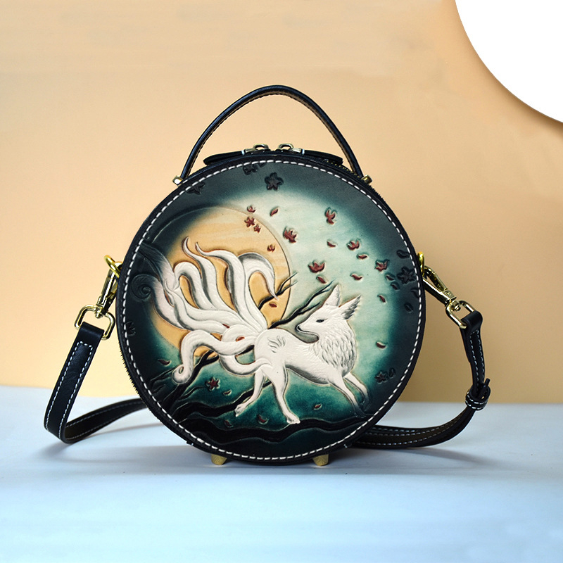 Tune Cobbler crossbody torba - kružnog oblika, prirodna koža, ručno izgravirana koža, zatvarač
