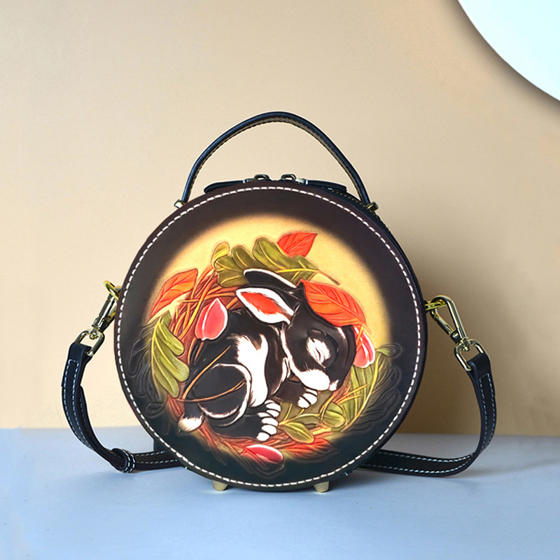 Tune Cobbler crossbody torba - kružnog oblika, prirodna koža, ručno izgravirana koža, zatvarač
