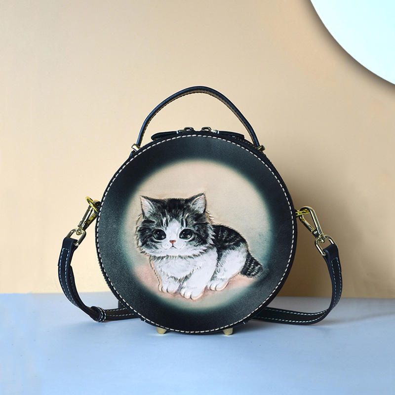 Tune Cobbler crossbody torba - kružnog oblika, prirodna koža, ručno izgravirana koža, zatvarač