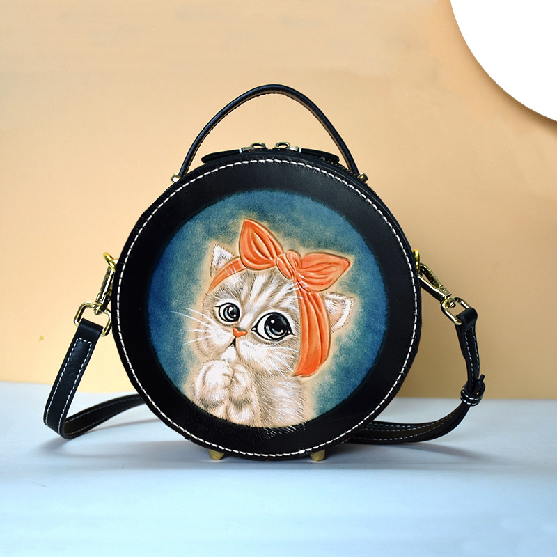 Tune Cobbler crossbody torba - kružnog oblika, prirodna koža, ručno izgravirana koža, zatvarač
