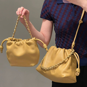 Torba tipa kanta od prave kože s jednom naramenicom, unutarnji džepovi za telefon i osobnu iskaznicu (podstava od poliestera)