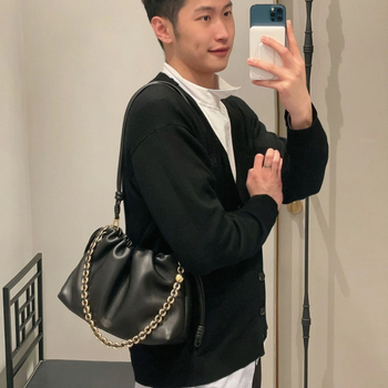 Torba tipa kanta od prave kože s jednom naramenicom, unutarnji džepovi za telefon i osobnu iskaznicu (podstava od poliestera)