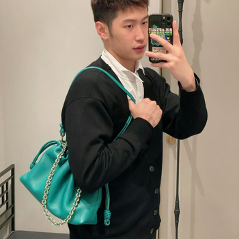 Torba tipa kanta od prave kože s jednom naramenicom, unutarnji džepovi za telefon i osobnu iskaznicu (podstava od poliestera)