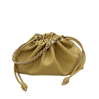 Torba tipa kanta od prave kože s jednom naramenicom, unutarnji džepovi za telefon i osobnu iskaznicu (podstava od poliestera)