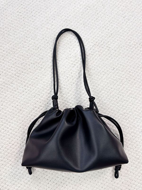 Torba tipa kanta od prave kože s jednom naramenicom, unutarnji džepovi za telefon i osobnu iskaznicu (podstava od poliestera)