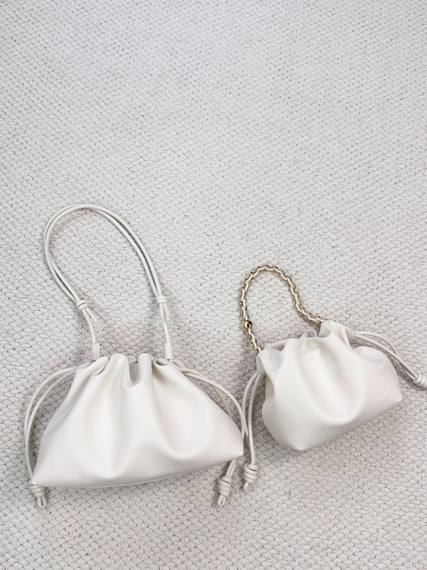 Torba tipa kanta od prave kože s jednom naramenicom, unutarnji džepovi za telefon i osobnu iskaznicu (podstava od poliestera)