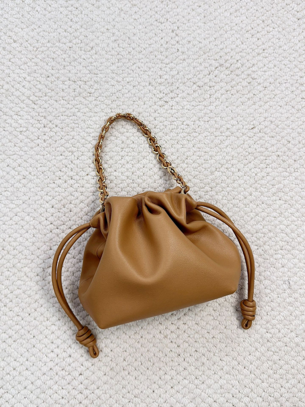 Torba tipa kanta od prave kože s jednom naramenicom, unutarnji džepovi za telefon i osobnu iskaznicu (podstava od poliestera)