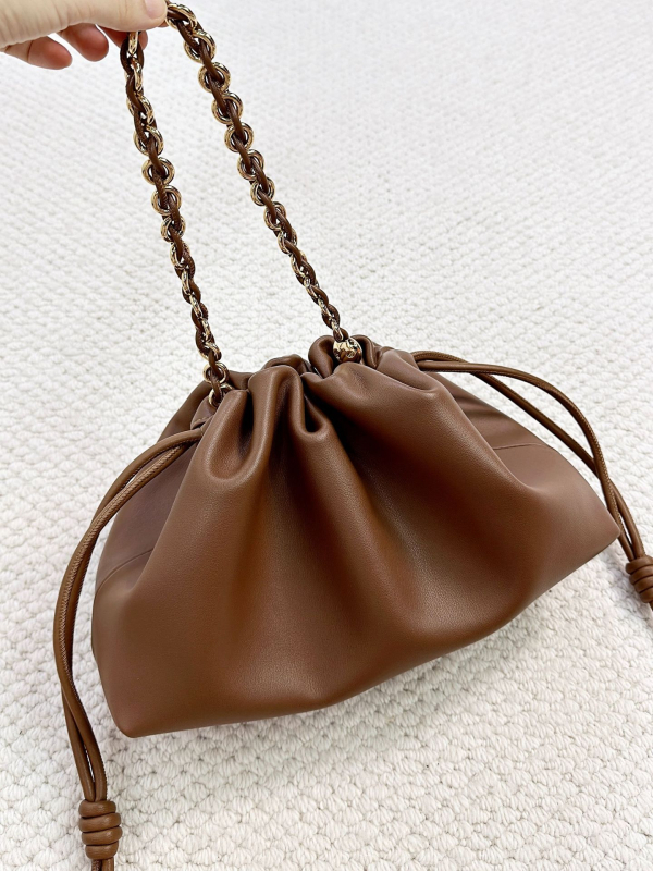 Torba tipa kanta od prave kože s jednom naramenicom, unutarnji džepovi za telefon i osobnu iskaznicu (podstava od poliestera)