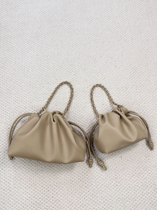 Torba tipa kanta od prave kože s jednom naramenicom, unutarnji džepovi za telefon i osobnu iskaznicu (podstava od poliestera)