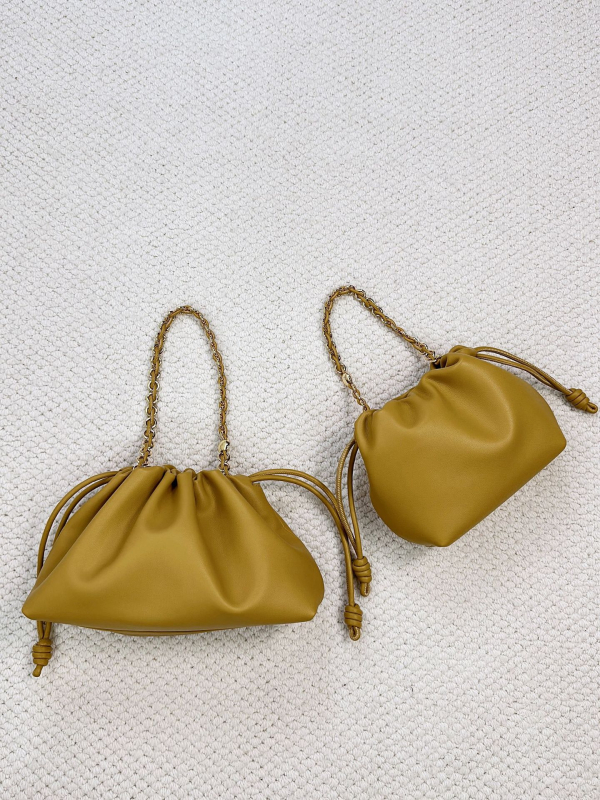 Torba tipa kanta od prave kože s jednom naramenicom, unutarnji džepovi za telefon i osobnu iskaznicu (podstava od poliestera)