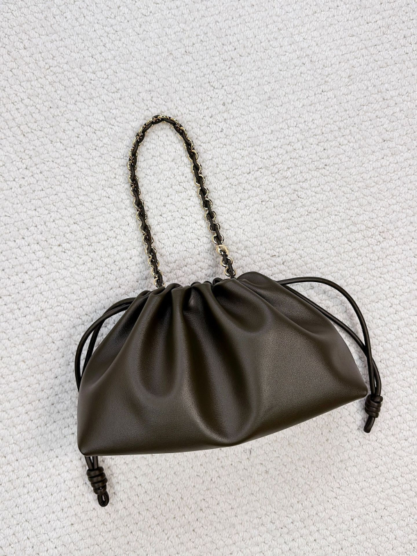 Torba tipa kanta od prave kože s jednom naramenicom, unutarnji džepovi za telefon i osobnu iskaznicu (podstava od poliestera)