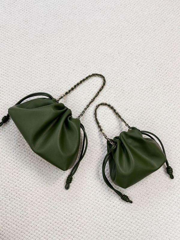 Torba tipa kanta od prave kože s jednom naramenicom, unutarnji džepovi za telefon i osobnu iskaznicu (podstava od poliestera)