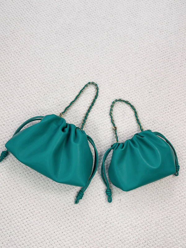 Torba tipa kanta od prave kože s jednom naramenicom, unutarnji džepovi za telefon i osobnu iskaznicu (podstava od poliestera)