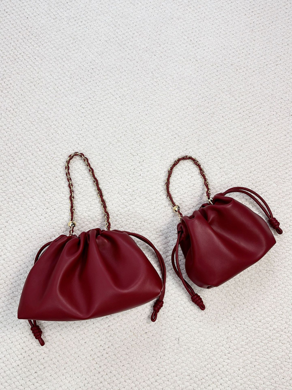 Torba tipa kanta od prave kože s jednom naramenicom, unutarnji džepovi za telefon i osobnu iskaznicu (podstava od poliestera)