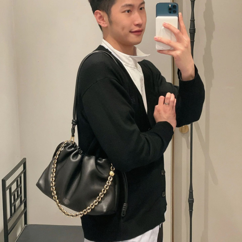 Torba tipa kanta od prave kože s jednom naramenicom, unutarnji džepovi za telefon i osobnu iskaznicu (podstava od poliestera)