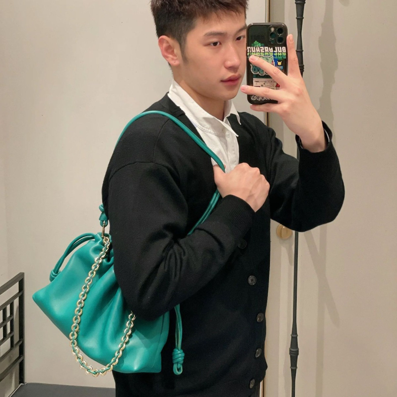 Torba tipa kanta od prave kože s jednom naramenicom, unutarnji džepovi za telefon i osobnu iskaznicu (podstava od poliestera)