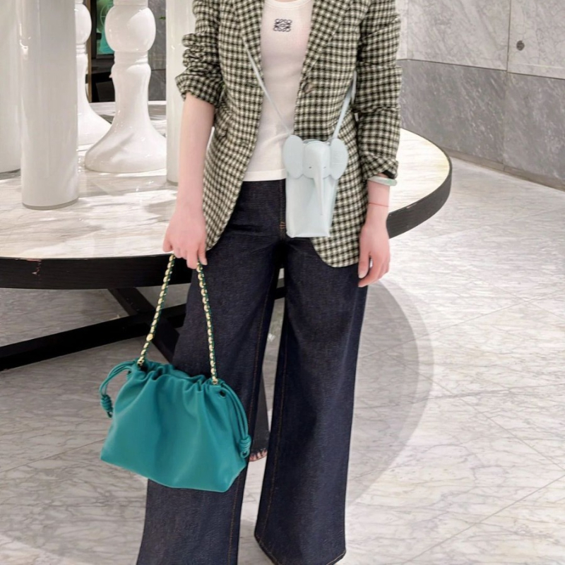 Torba tipa kanta od prave kože s jednom naramenicom, unutarnji džepovi za telefon i osobnu iskaznicu (podstava od poliestera)