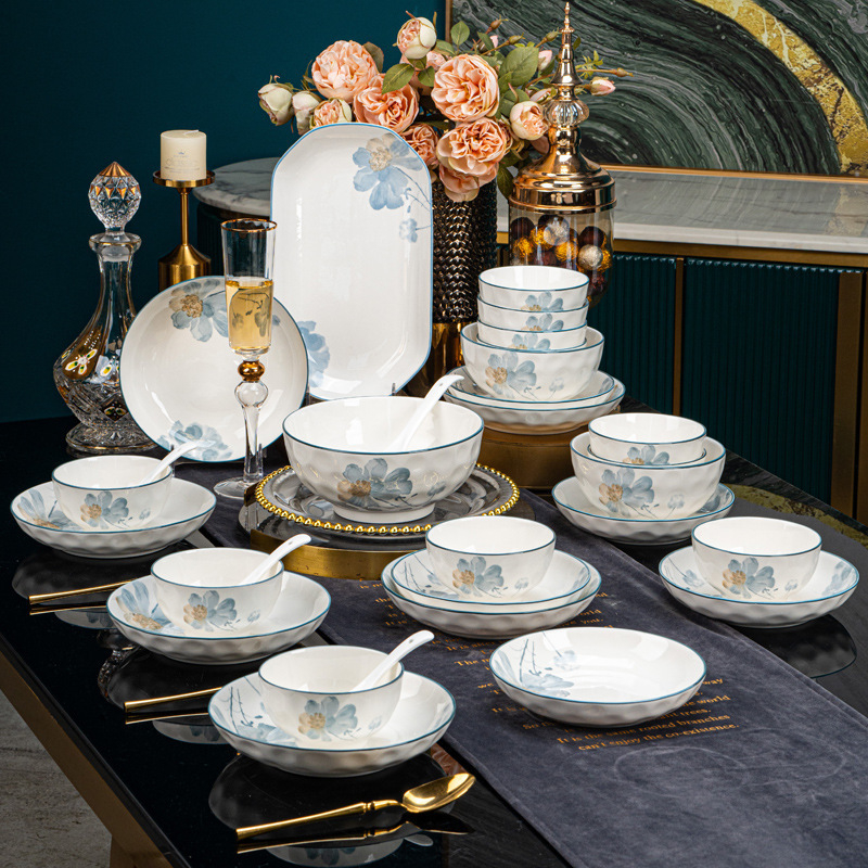 Set de masă din porțelan în stil japonez, cu decor floral sub glazură – boluri, farfurii și platouri; porțelan; compatibil cu microunde