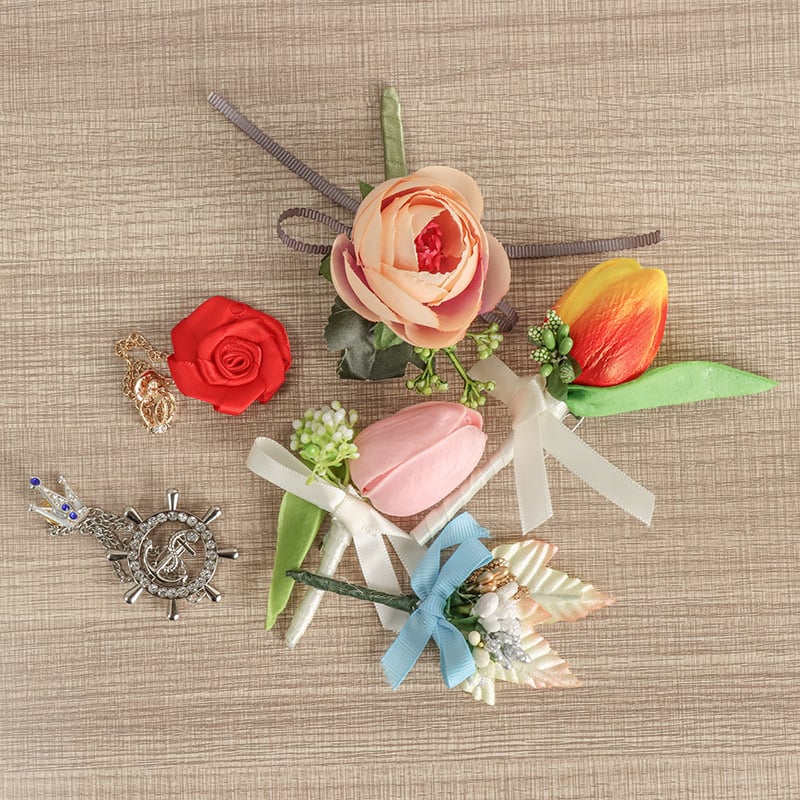 Brošňa s umelým tulipánom — unisex, niša, geometrický tvar, ručná práca, dekoratívny doplnok