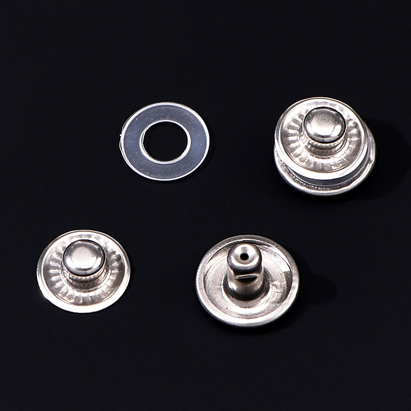 Найлонов бутон с очи и прозрачно пластмасова шайба – крепеж за палта и облекло