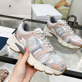 Uniszex sportcipő bőrből és textilből, felsőrésze magas 3–7 cm, légáteresztő hálós bélés, gumírozott talp, cipőfűzős zárás