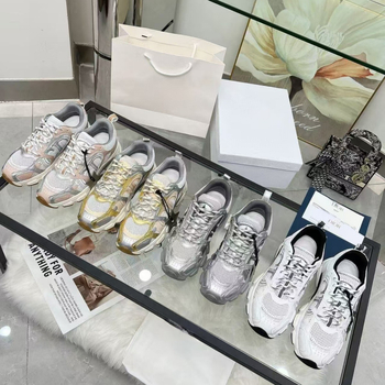 Uniszex sportcipő bőrből és textilből, felsőrésze magas 3–7 cm, légáteresztő hálós bélés, gumírozott talp, cipőfűzős zárás