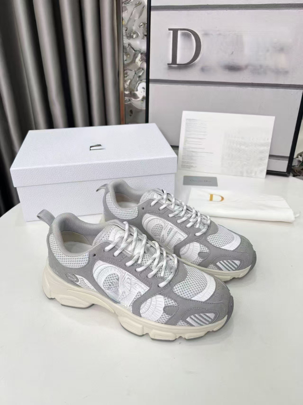 Uniszex sportcipő bőrből és textilből, felsőrésze magas 3–7 cm, légáteresztő hálós bélés, gumírozott talp, cipőfűzős zárás