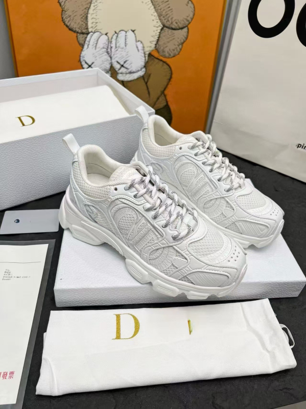 Uniszex sportcipő bőrből és textilből, felsőrésze magas 3–7 cm, légáteresztő hálós bélés, gumírozott talp, cipőfűzős zárás