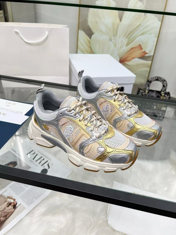 Uniszex sportcipő bőrből és textilből, felsőrésze magas 3–7 cm, légáteresztő hálós bélés, gumírozott talp, cipőfűzős zárás